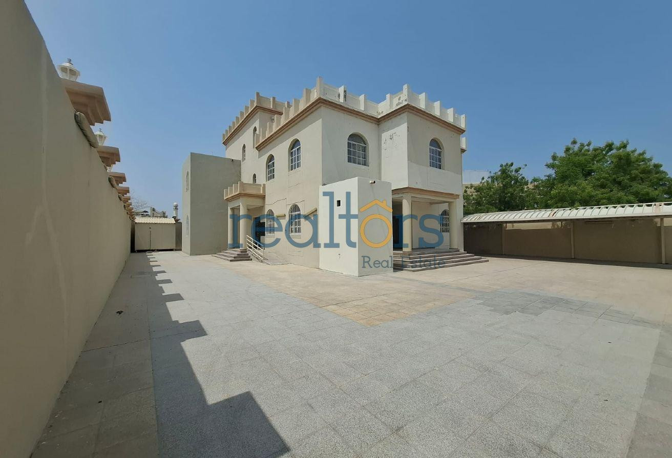 Prime Location | 6-Bedroom Stand-Alone Villa - Villa in Onaiza Street