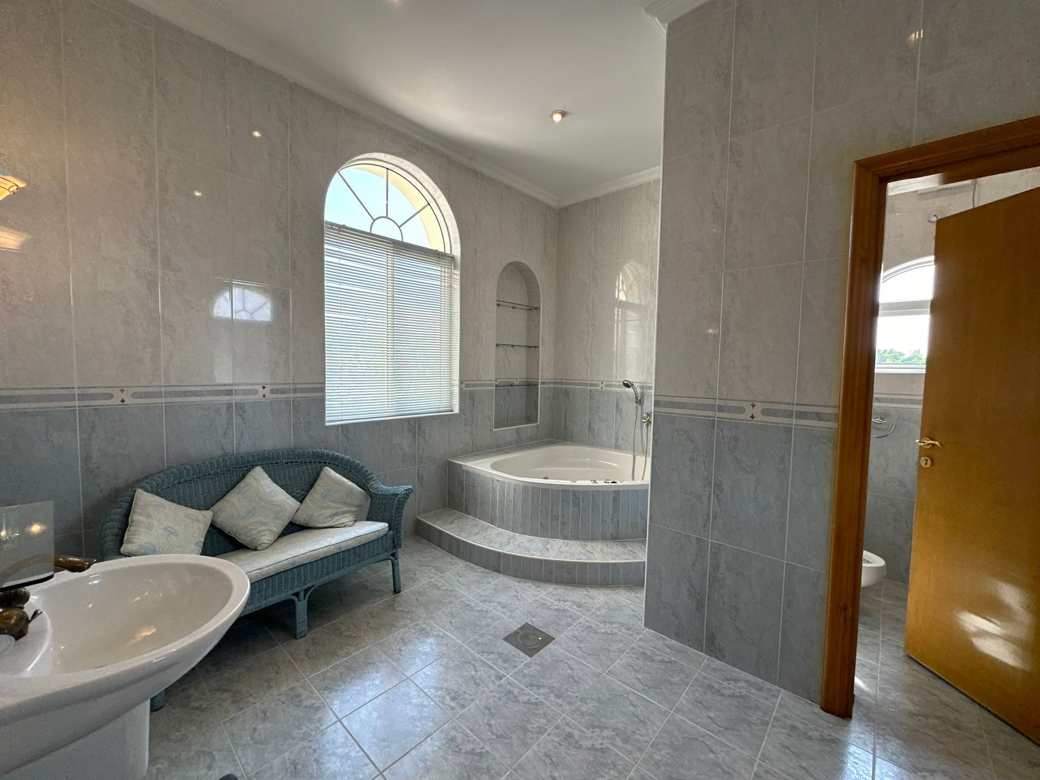 Beautiful Villa For Sale in Al Dafna - Villa in Al Dafna