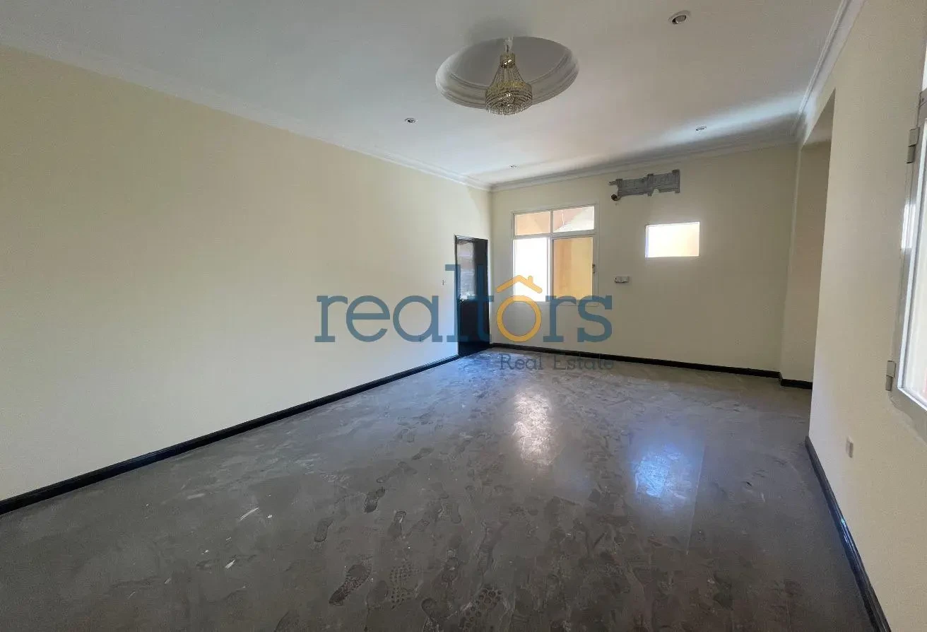 2 Villas for Sale – Excellent Location Duhail - Villa in Street 870