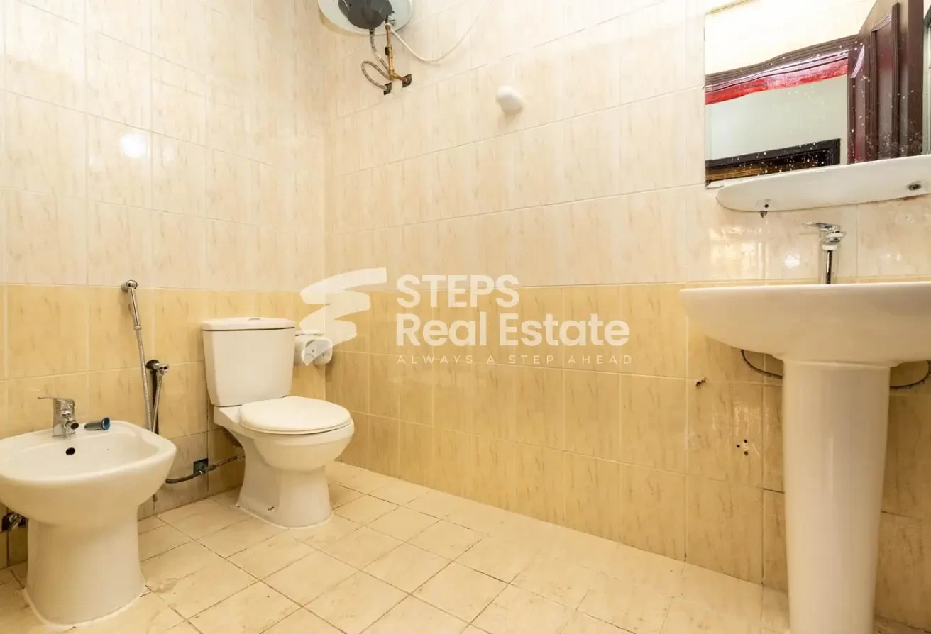 Spacious Apartment for Rent in Al Nasr - Apartment in Souk Merqab