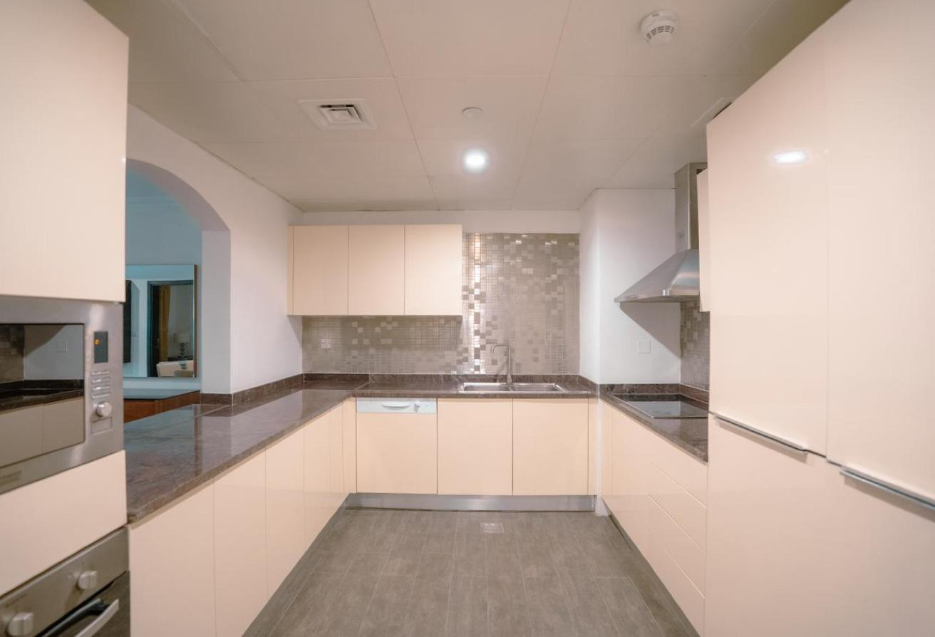 Beautiful 1 Bedroom Apartment | Bills Included - Apartment in Porto Arabia