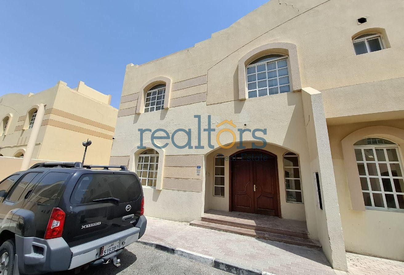 Bacholer accommodation with Ac&#39;s - Compound Villa in Umm Al Seneem Street