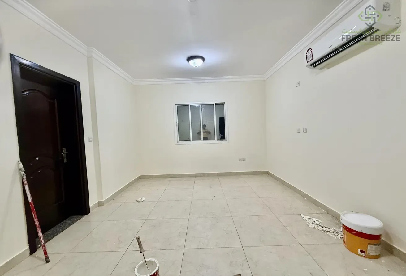 2 bedroom near metro unfurnished apartment in najma - Apartment in Najma