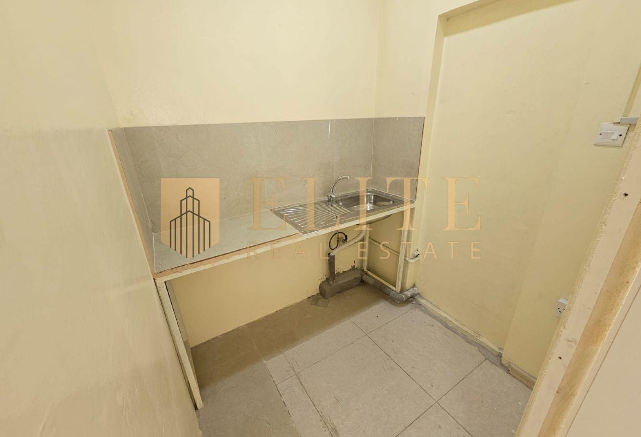 Spacious unfurnished studio uncluded bills - Studio Apartment in Al Mirqab