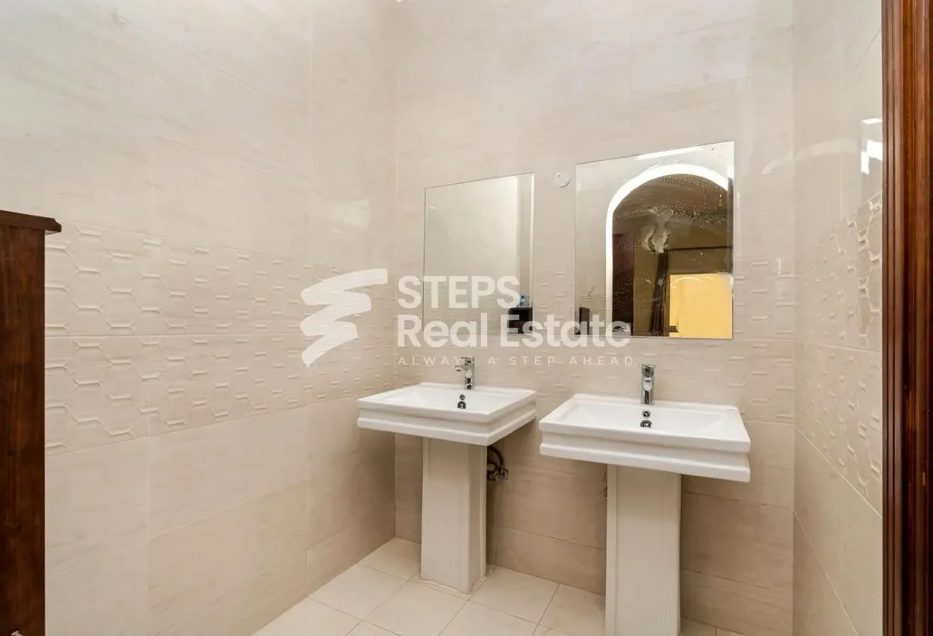 Luxurious Villa with Freehold Opportunity - Compound Villa in Al Sakhama