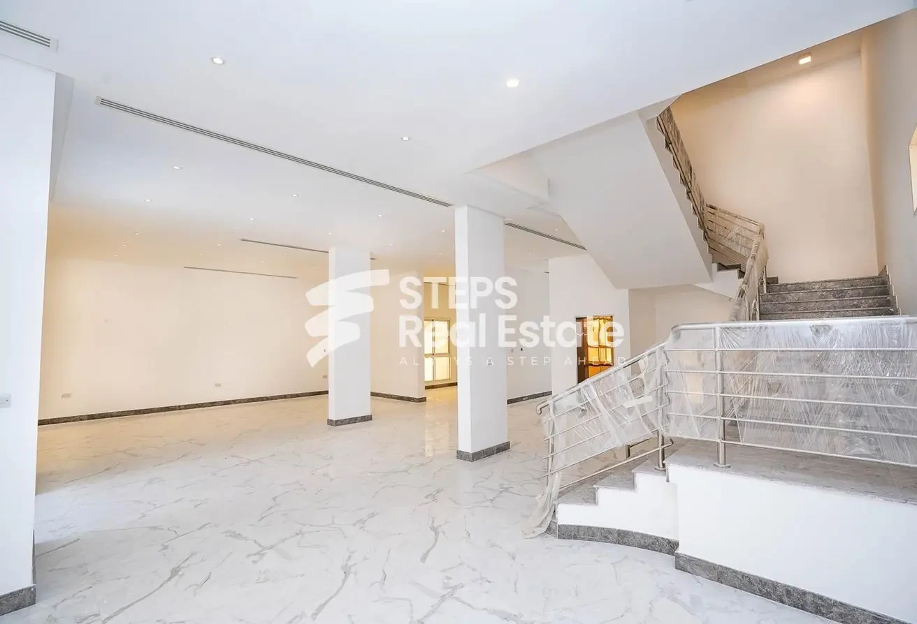 Spacious Service Villa for Sale in Duhail - Villa in Street 870