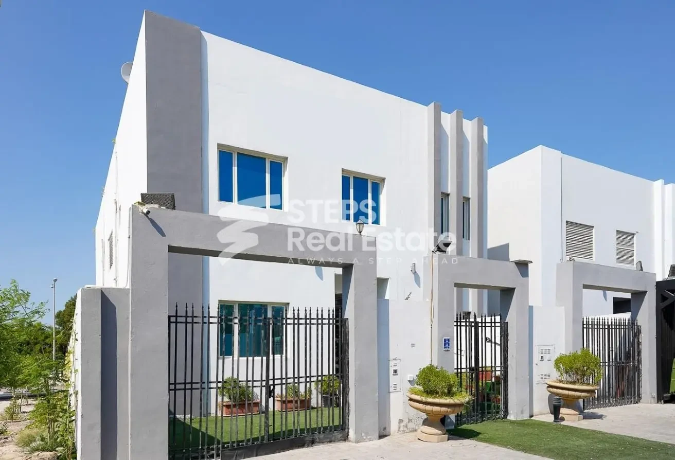 Spacious Service Villa for Sale - Villa in Al Hanaa Street