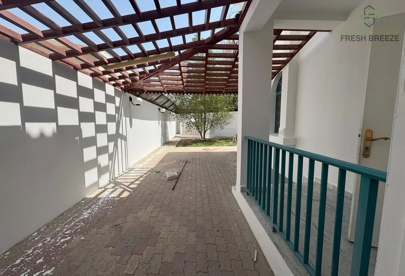 4BHK+1 SEMI-FURNISHED COMPOUND VILLA IN AL SADD - Villa in Al Sadd Road