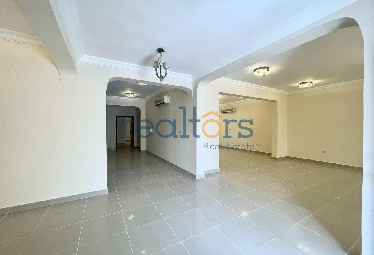 Stand Alone 4 BR + Maid | Private Pool | Duhail - Villa in Street 870