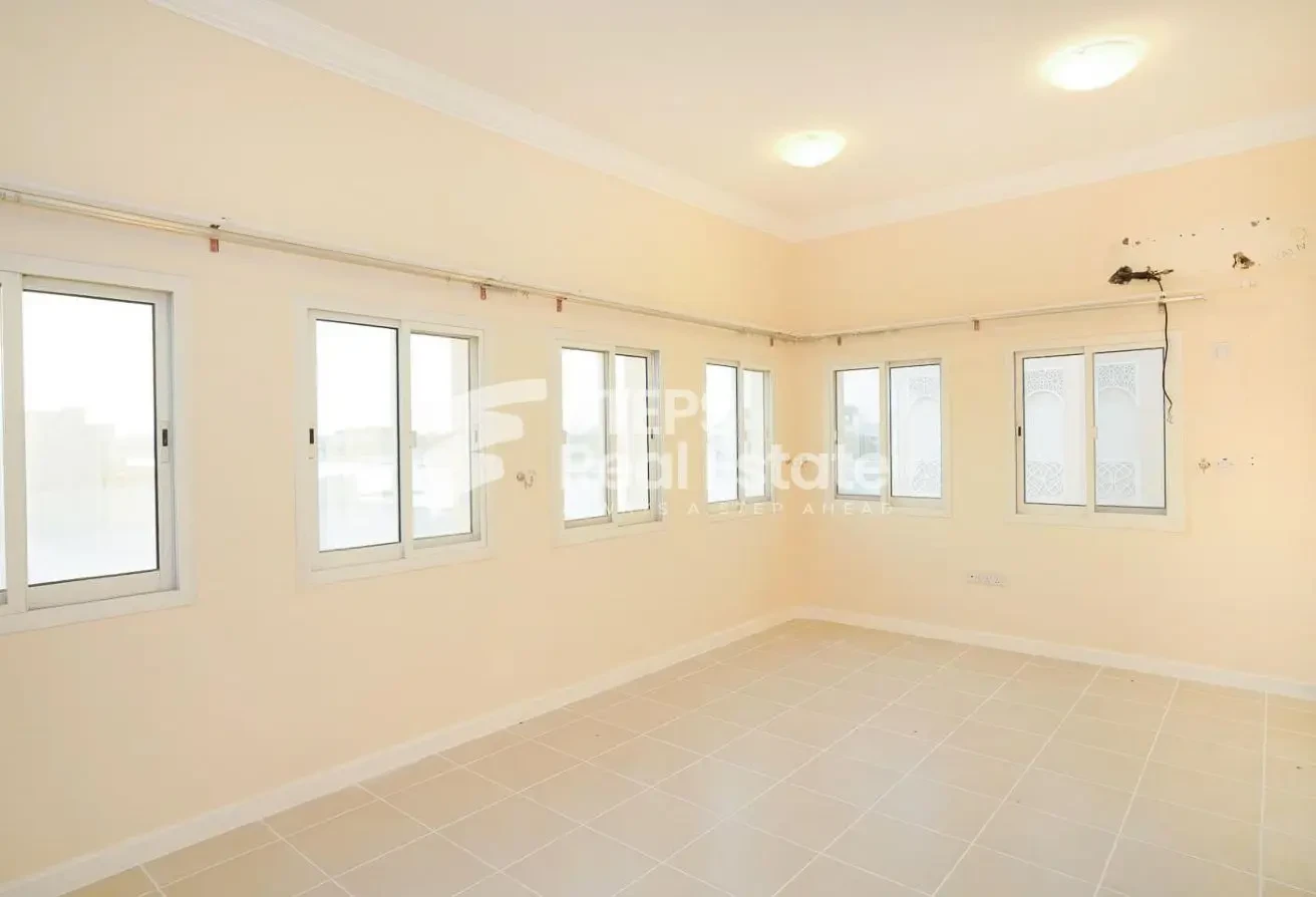 2 Months Free | Luxury 5BR Villa with Beach Access - Compound Villa in West Bay Lagoon Street