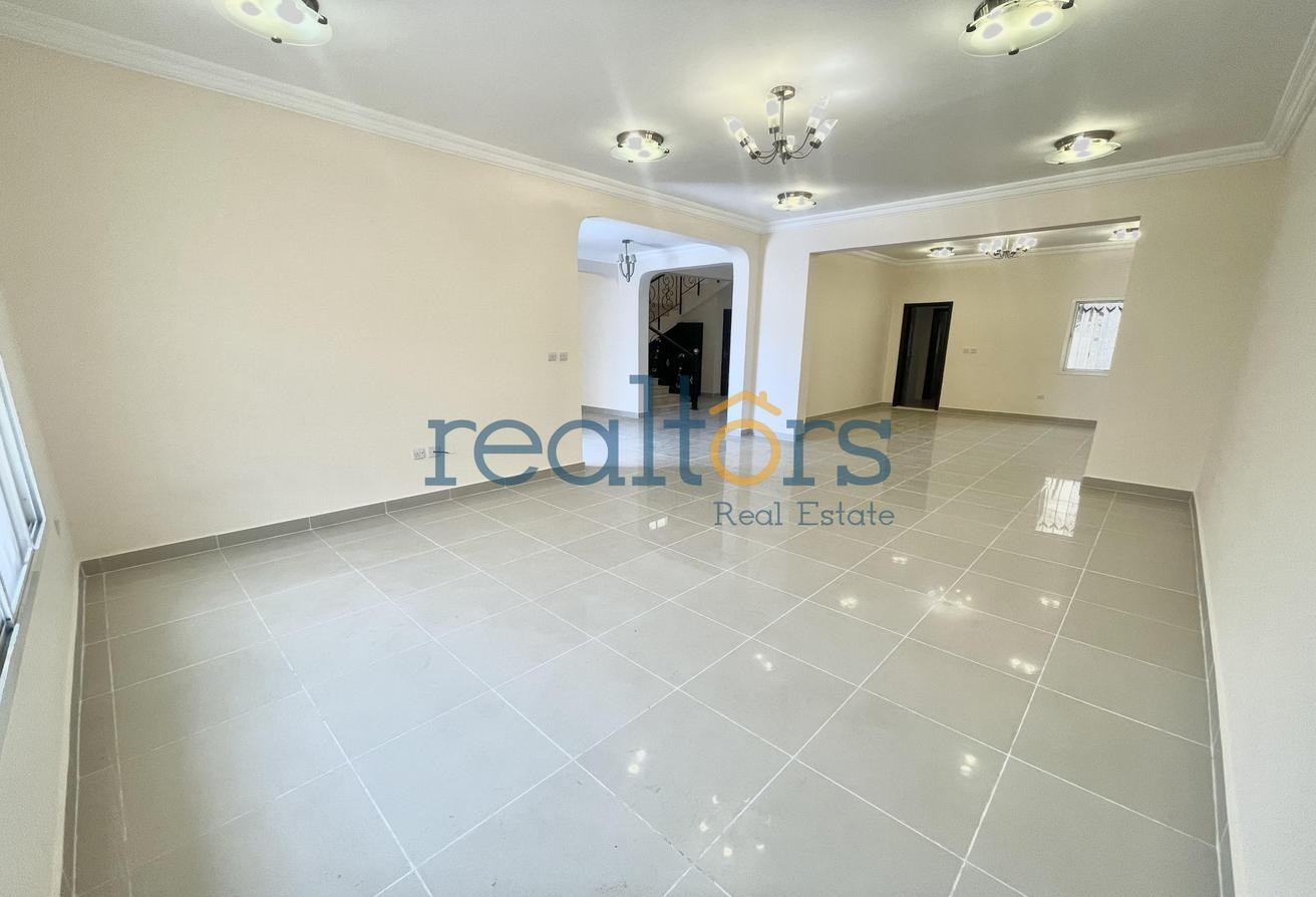 Stand Alone 4 BR + Maid | Private Pool | Duhail - Villa in Street 870