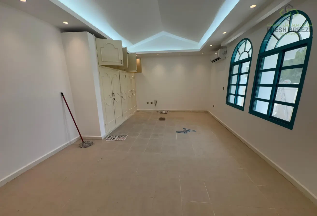 4BHK+1 SEMI-FURNISHED COMPOUND VILLA IN AL SADD - Villa in Al Sadd Road