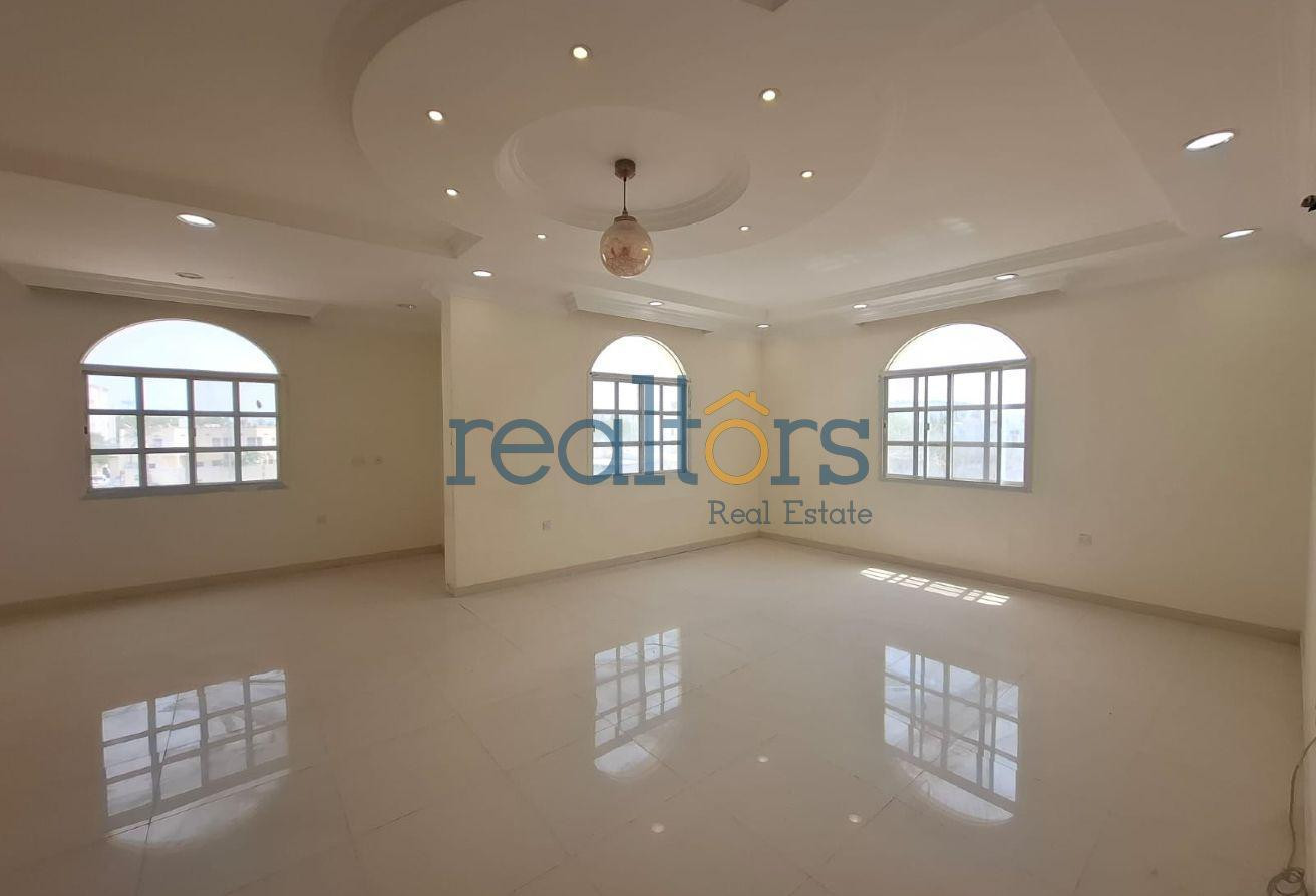 Prime Location | 6-Bedroom Stand-Alone Villa - Villa in Onaiza Street