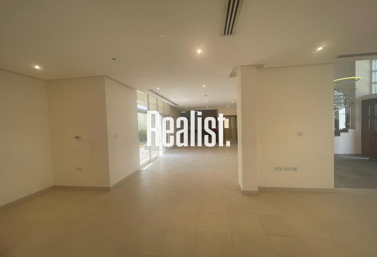 PRIVATE POOL || 5 BEDROOM VILLA || SEMI FURNISHED - Villa in Umm Al Seneem Street