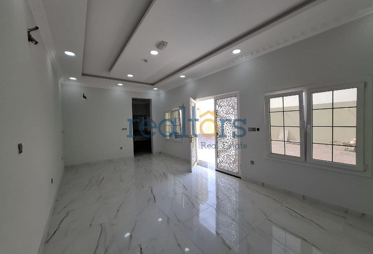 Spacious Standalone Villa with Majlis service road - Villa in Izghawa