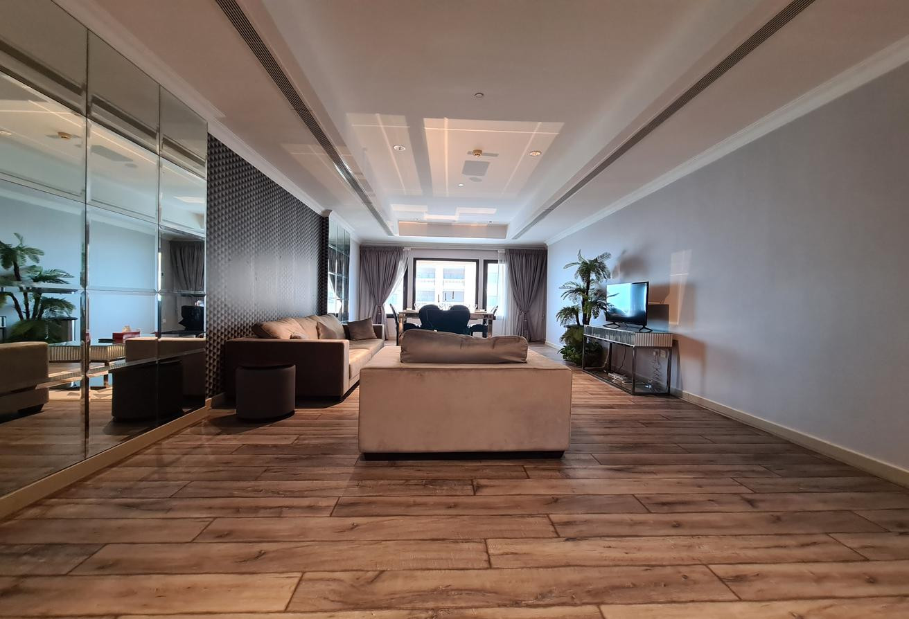 Large FF 1 BR + office | Modern and Bright - Apartment in East Porto Drive