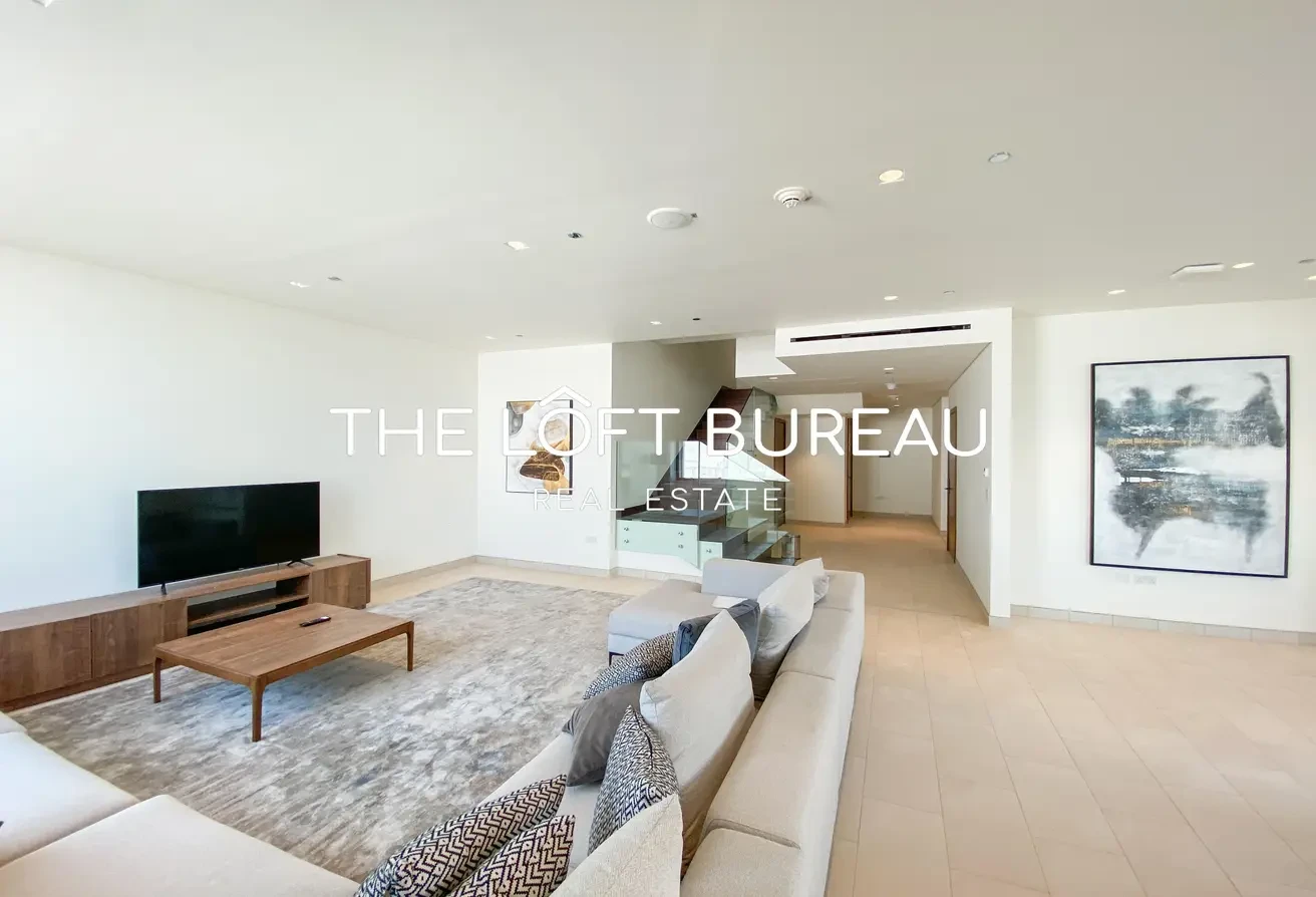 Luxurious 4 Bedroom Duplex With Maids Room - Duplex in Wadi