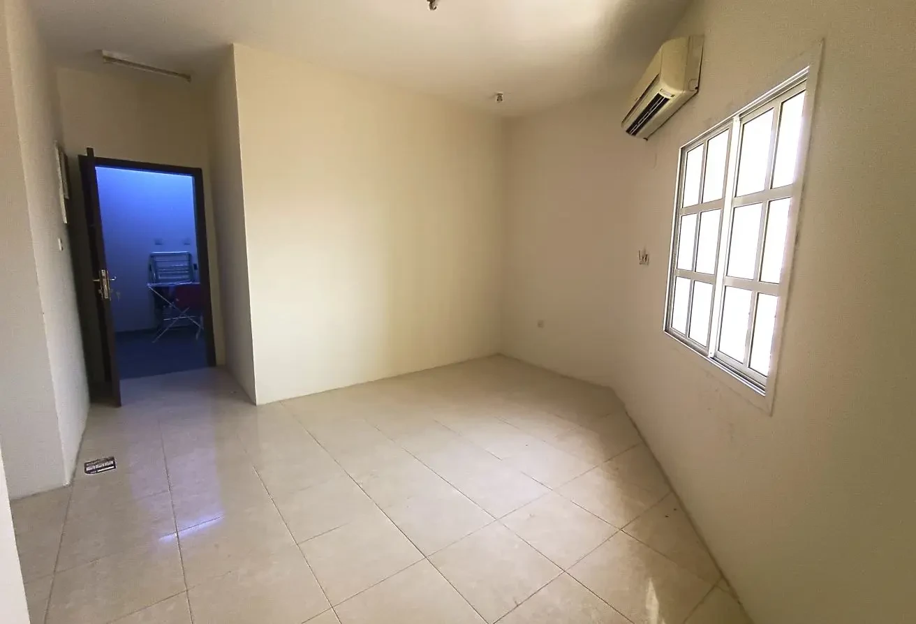 UNFURNISHED 2 BEDROOMS APARTMENT - Apartment in Madinat Khalifa South