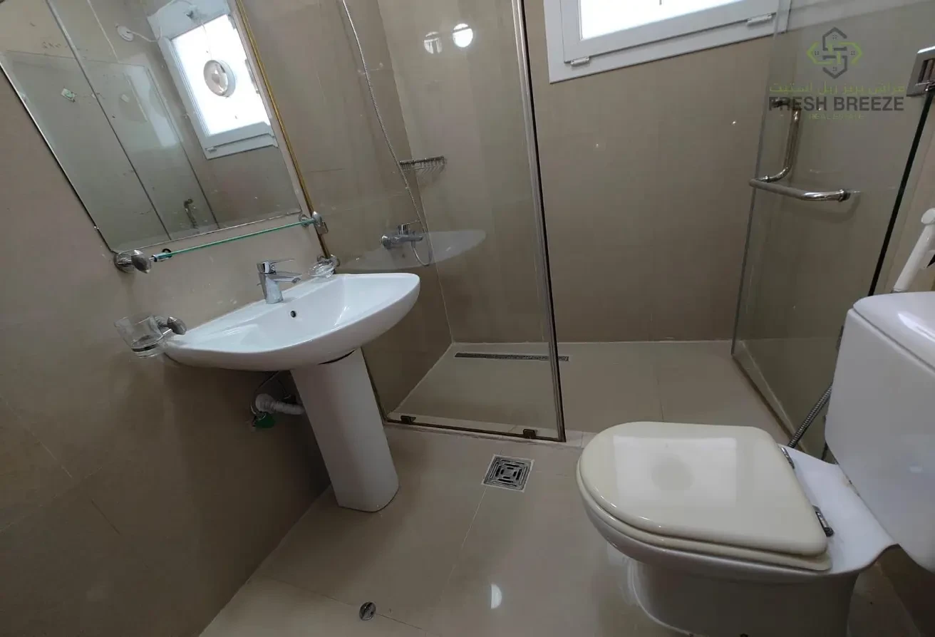 Spacious 1 BHK Un Furnished Ideal For Families. - Apartment in Umm Ghuwailina 4