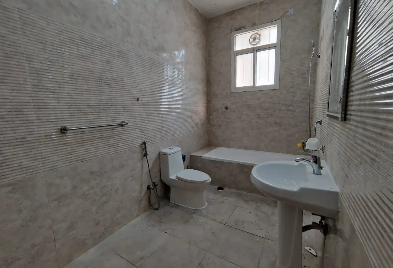 3 bhk unfurnished apartment only at 6000 - Apartment in Al Hashmi Building