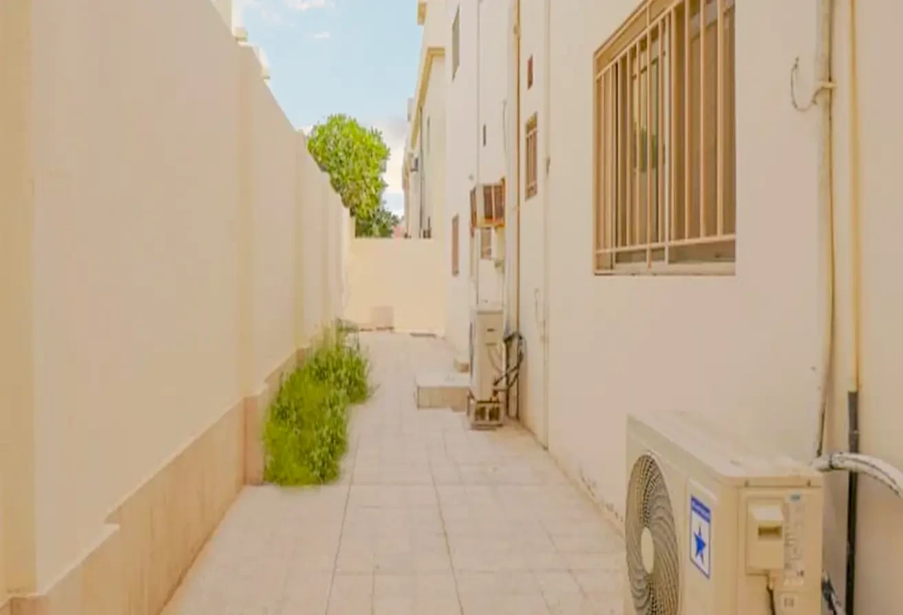Spacious Villa for Sale | Semi Furnished - Villa in Old Airport Road