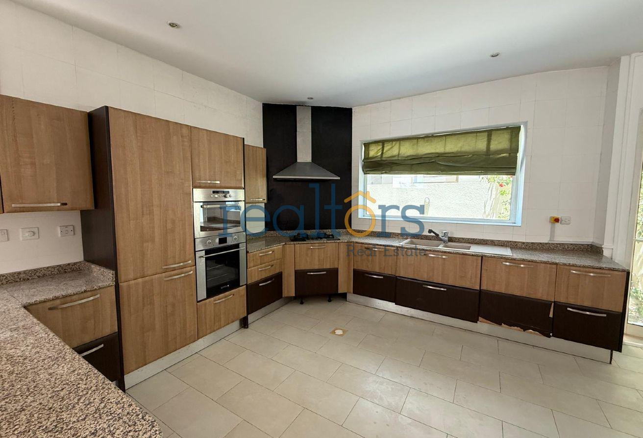 S A VILLA 5 BED WITH PRIVATE POOL SEMI FURNISHED - Villa in Al Dafna