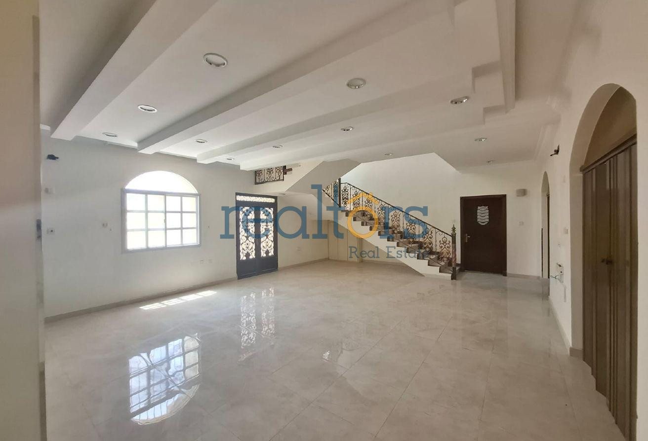 Prime Location | 6-Bedroom Stand-Alone Villa - Villa in Onaiza Street