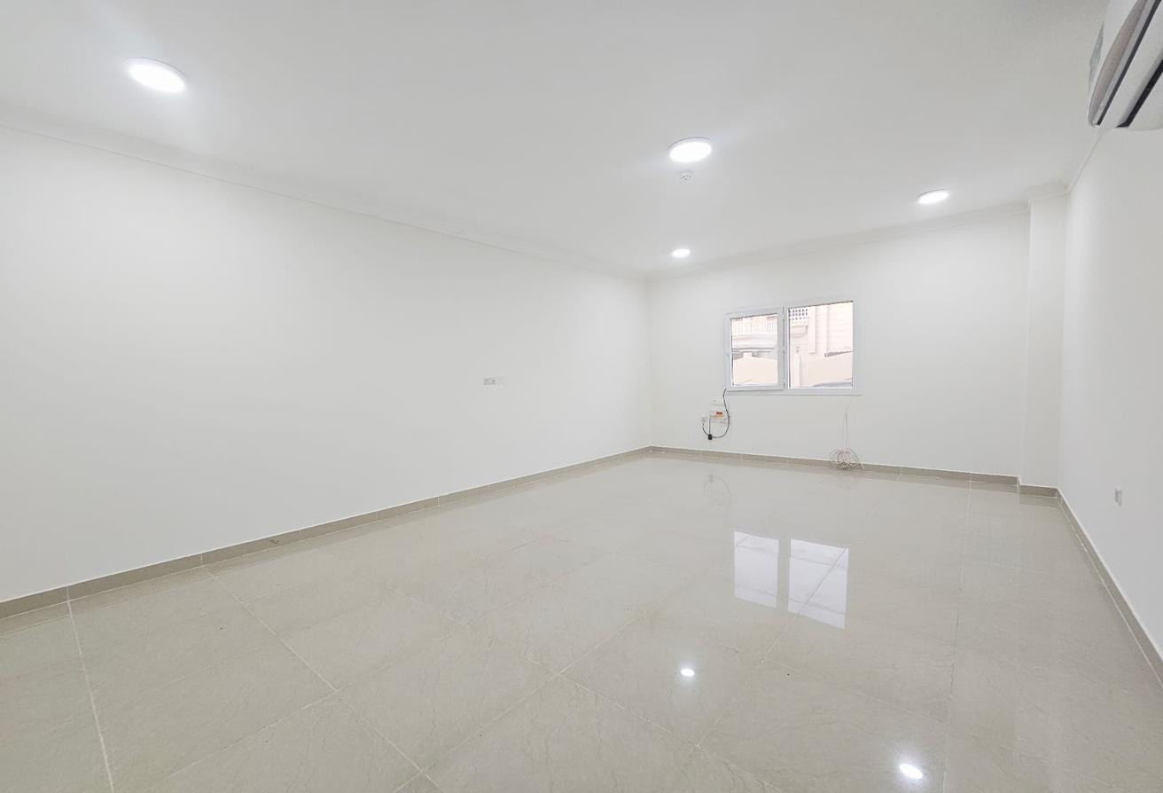 HUGE 2BHK WITH BALCONY OLD AIRPORT PRIME LOCATION - Apartment in Old Airport Road