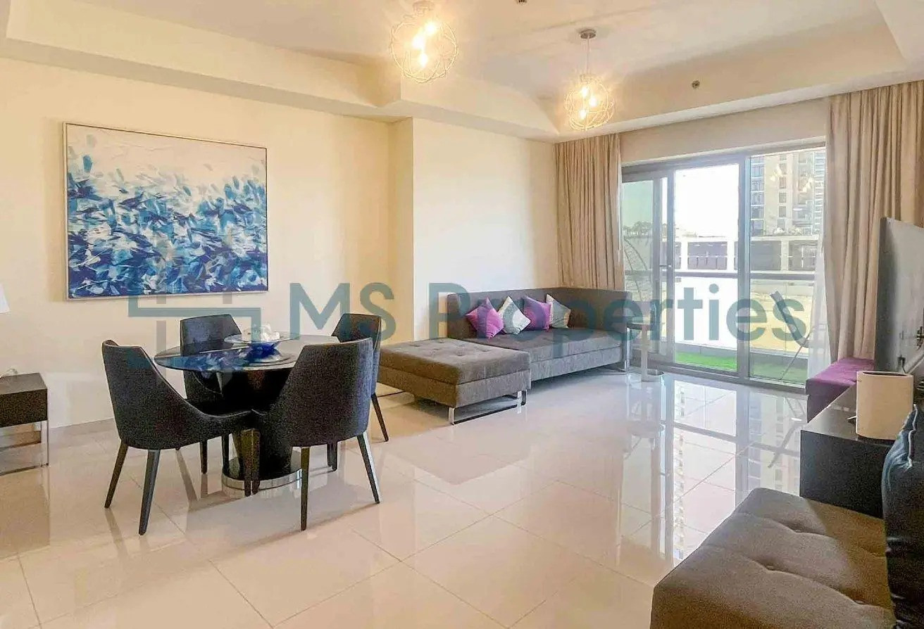 Luxurious Apartment with Office and Sea Views