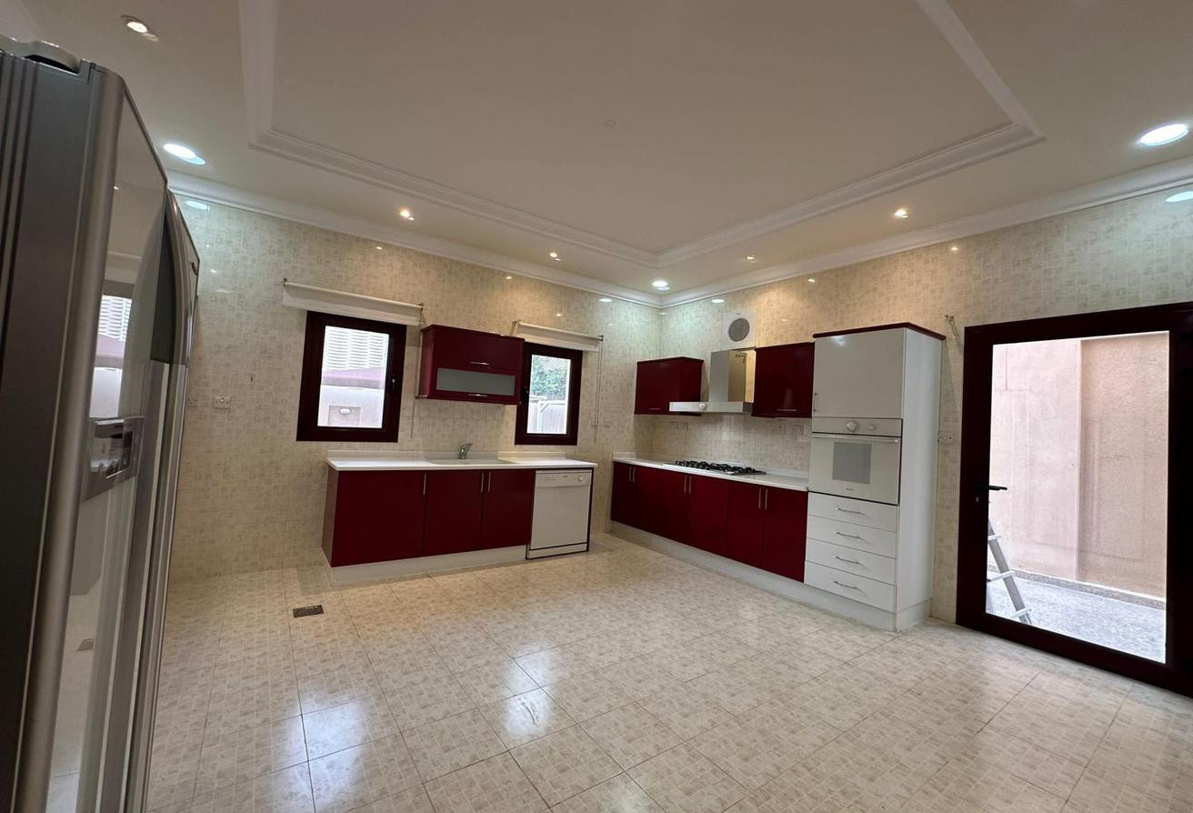 SPACIOUS 6-BEDROOM VILLA | IDEAL FOR FAMILIES - Villa in Al Shatt Street