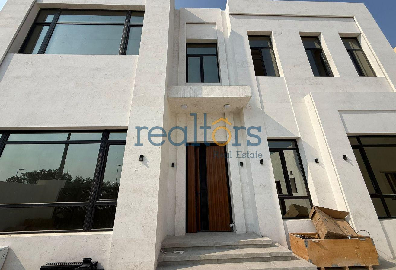 Elegant 7BR Villa FOR SALE with Elevator | Duhail - Villa in Street 871