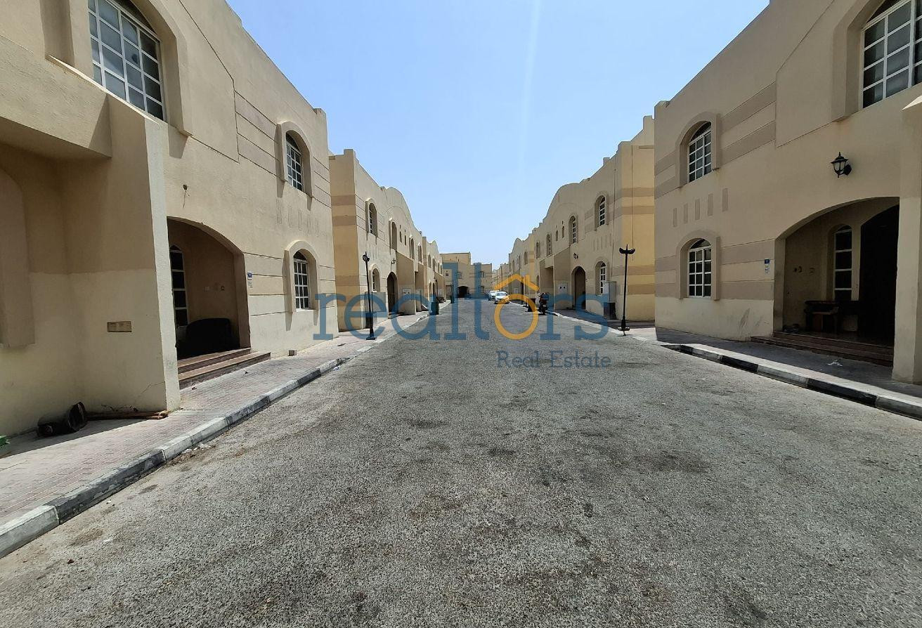 Bacholer accommodation with Ac&#39;s - Compound Villa in Umm Al Seneem Street