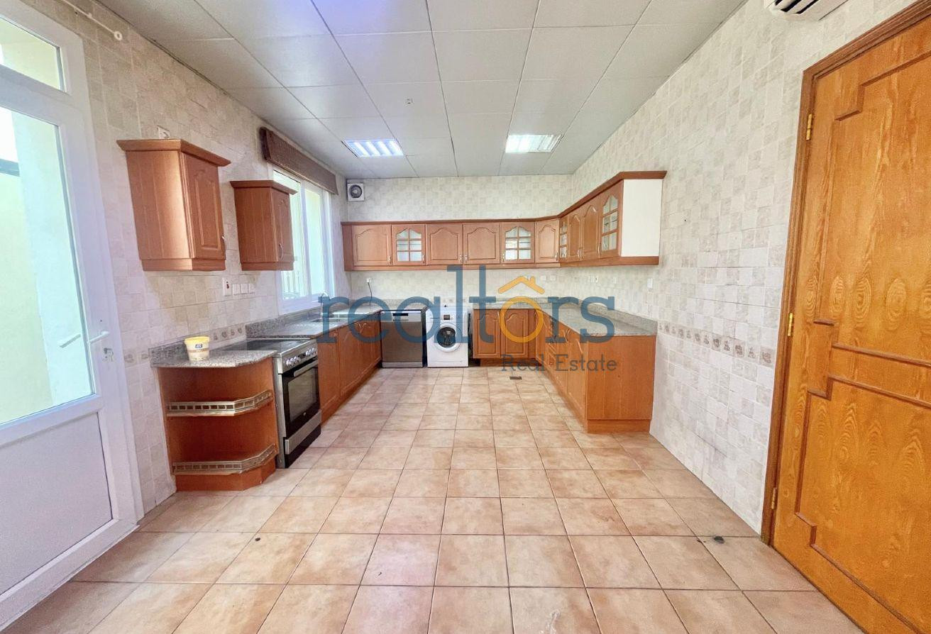 *NO COMMISSION* SPACIOUS 3 BHK COMPOUND - AL NASR - Villa in Al Nasr Street