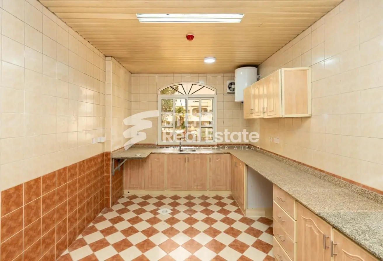 Spacious Apartment for Rent in Al Nasr - Apartment in Souk Merqab