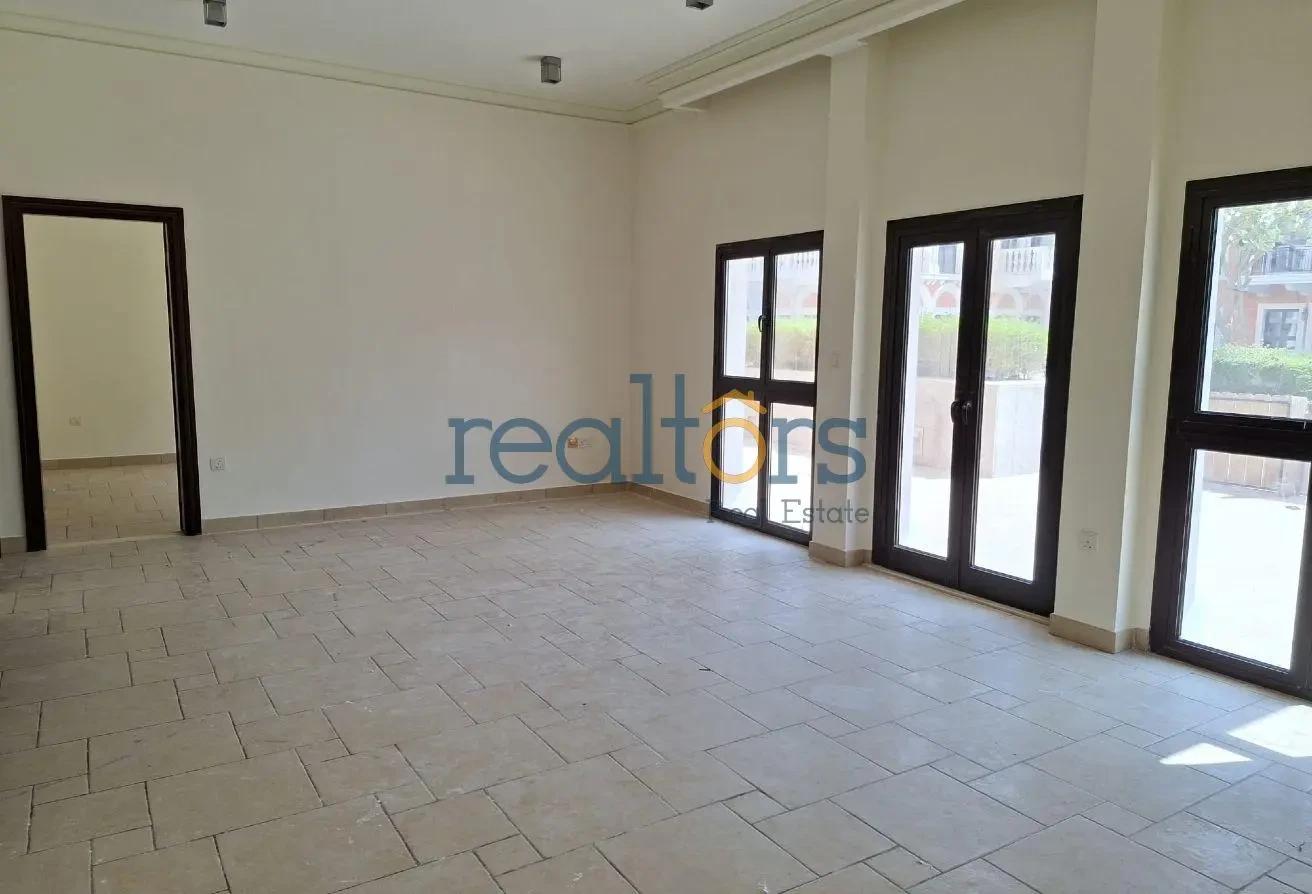 2 bedroom unit with private backyard. 1 month free - Apartment in Teatro