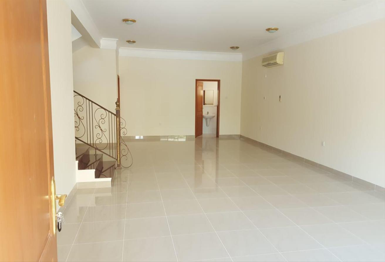 Luxury 3 BHK + Maid Room! No Comsn ! - Compound Villa in Al Duhail