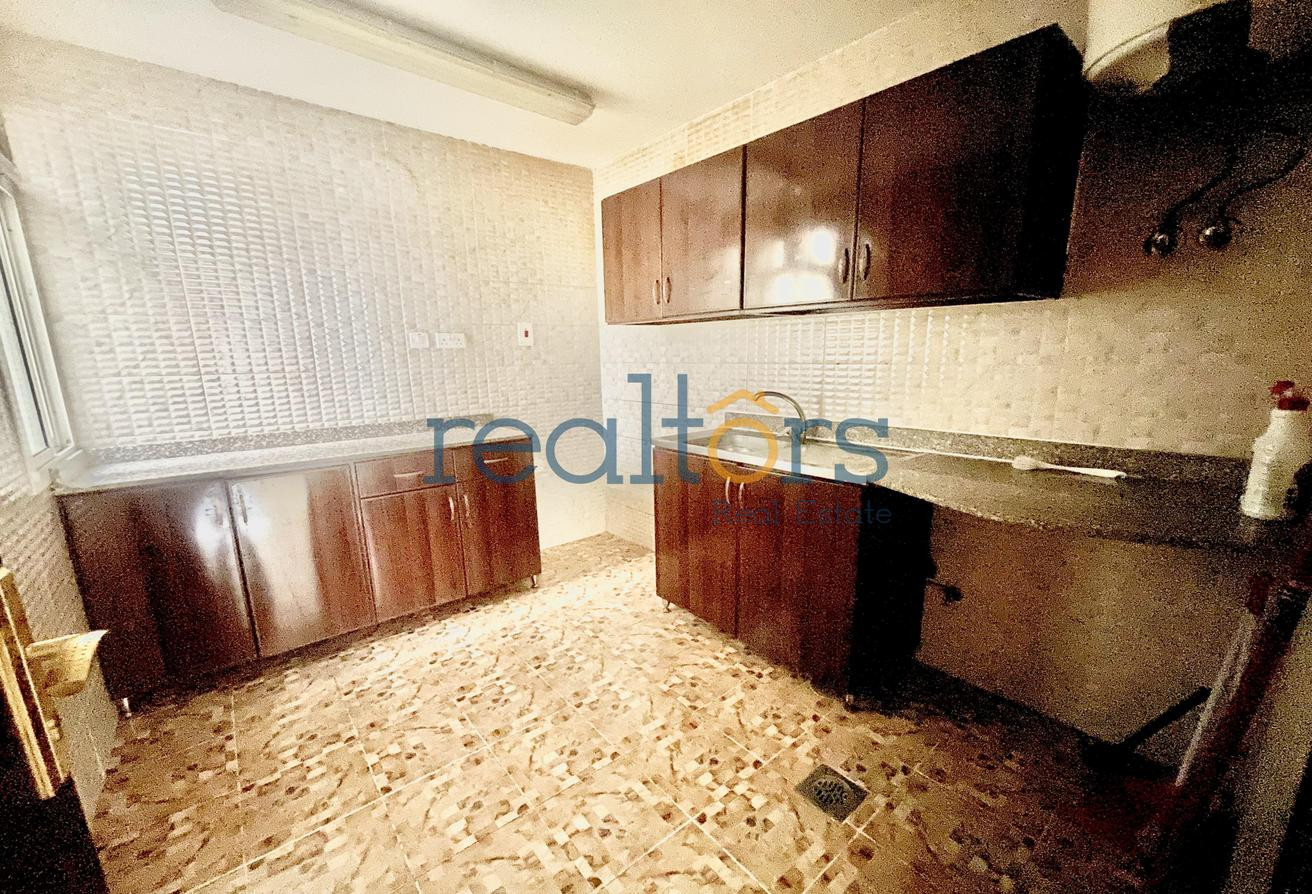 Budget Friendly | Unfurnished 2BR | 2 Balconies - Apartment in Bin Omran 35