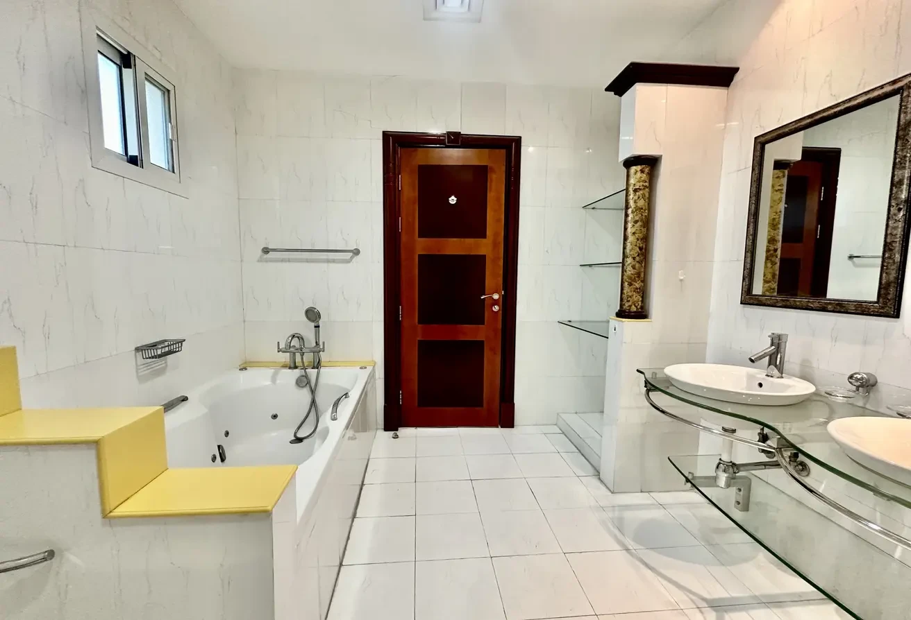Spacious 5BHK Villa in Compound | Near Park - Villa in West Bay Lagoon Street