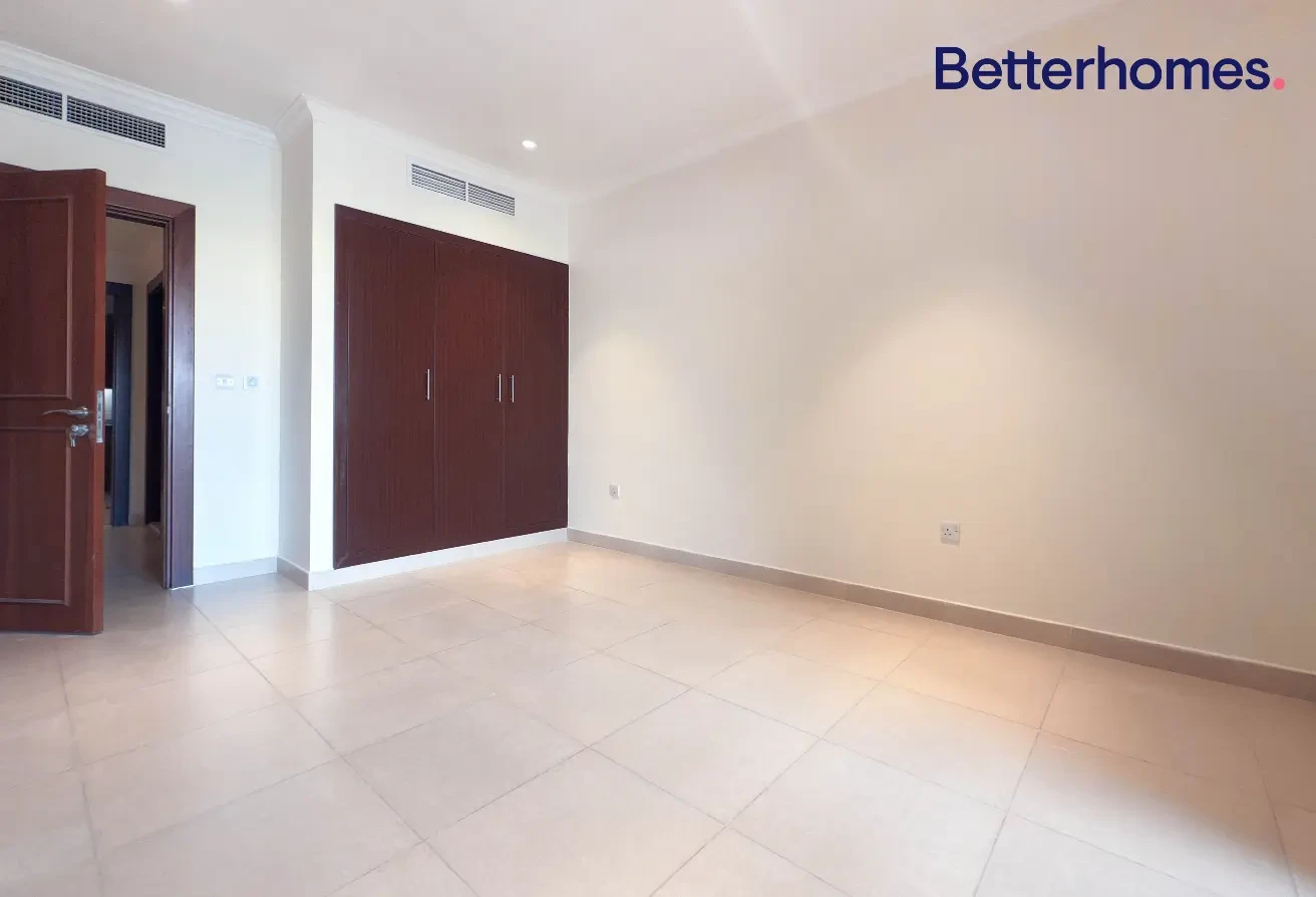 SEMI-FURNISHED 1BR | PRIME LOCATION | PORTO ARABIA - Apartment in Doha