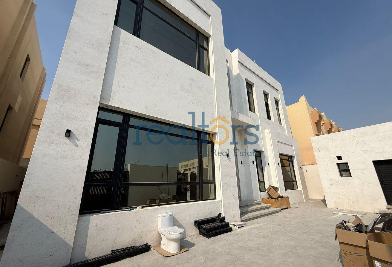 Elegant 7BR Villa FOR SALE with Elevator | Duhail - Villa in Street 871