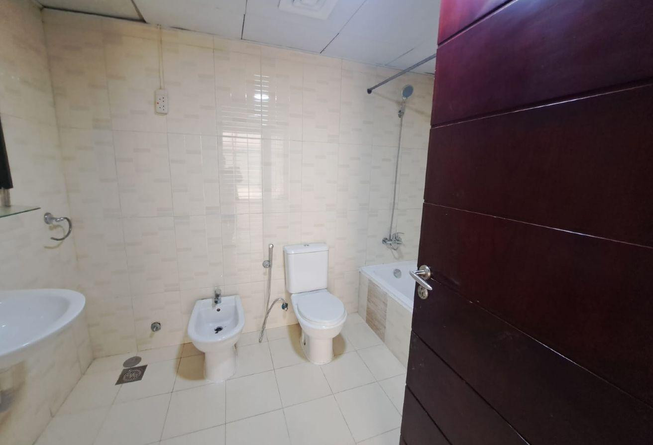 Available 2BHK Unfurnished Flat near Doha Corniche - Apartment in Salata