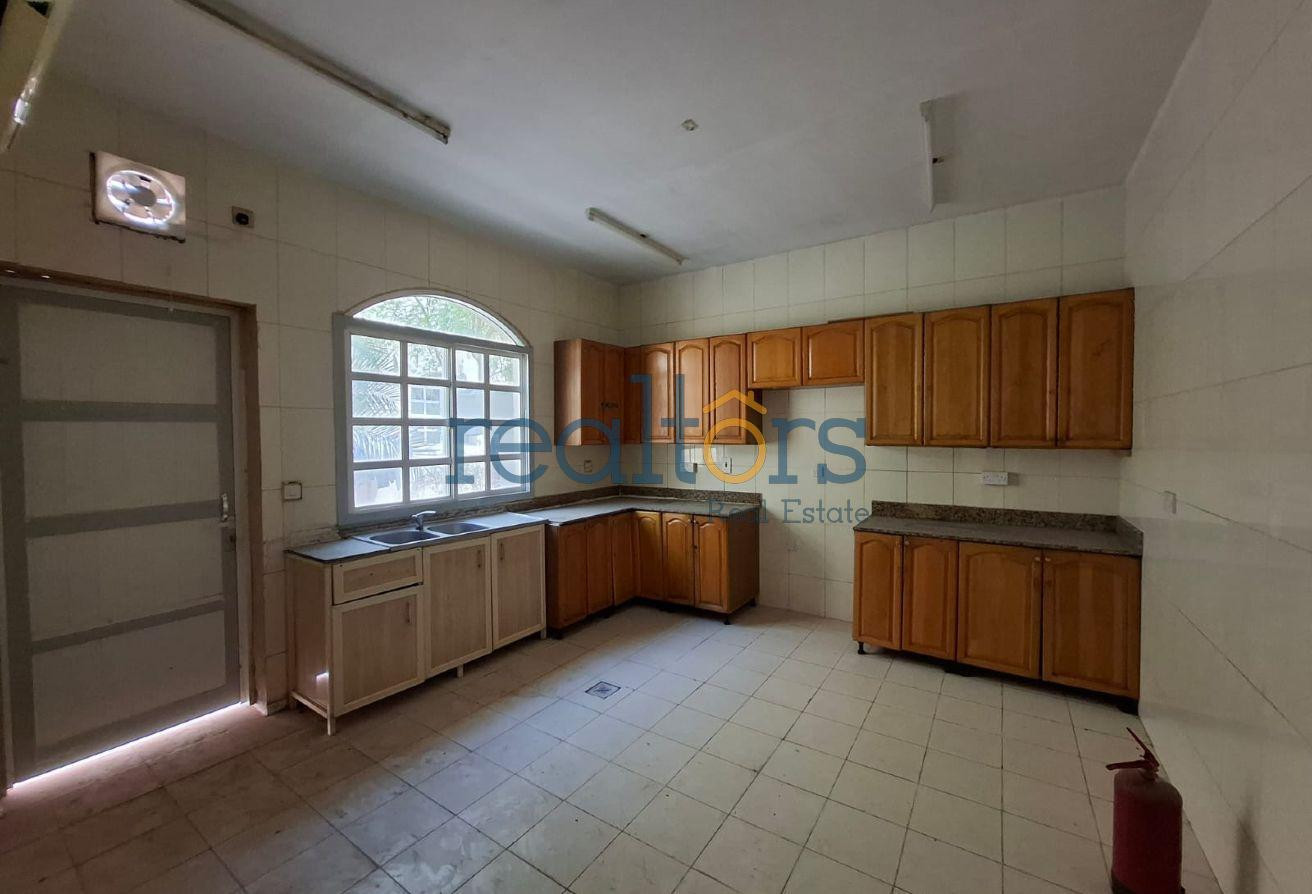 Bacholer accommodation with Ac&#39;s - Compound Villa in Umm Al Seneem Street