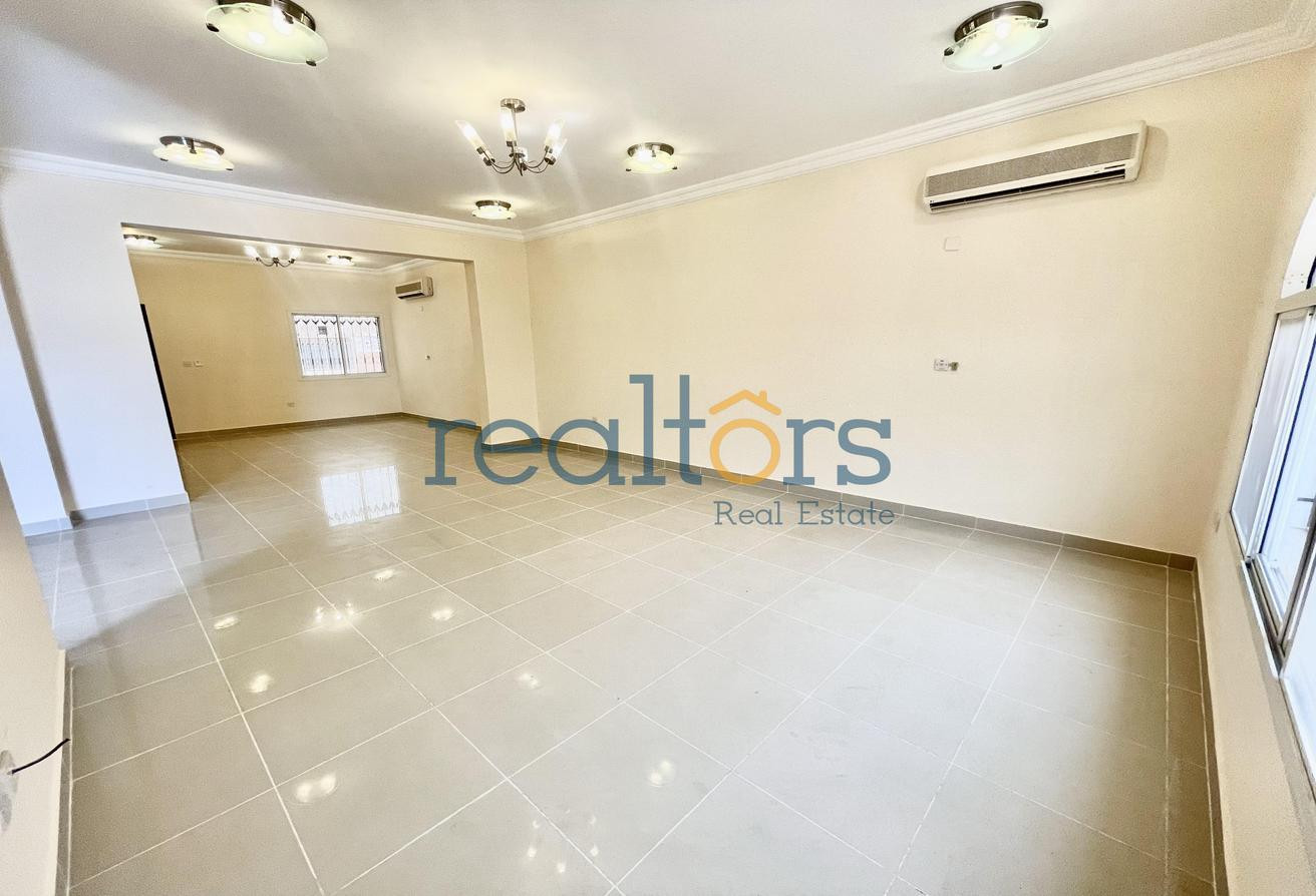Stand Alone 4 BR + Maid | Private Pool | Duhail - Villa in Street 870