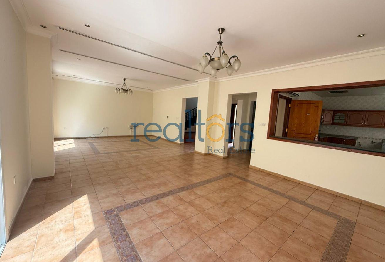 *NO COMMISSION* SPACIOUS 3 BHK COMPOUND - AL NASR - Villa in Al Nasr Street