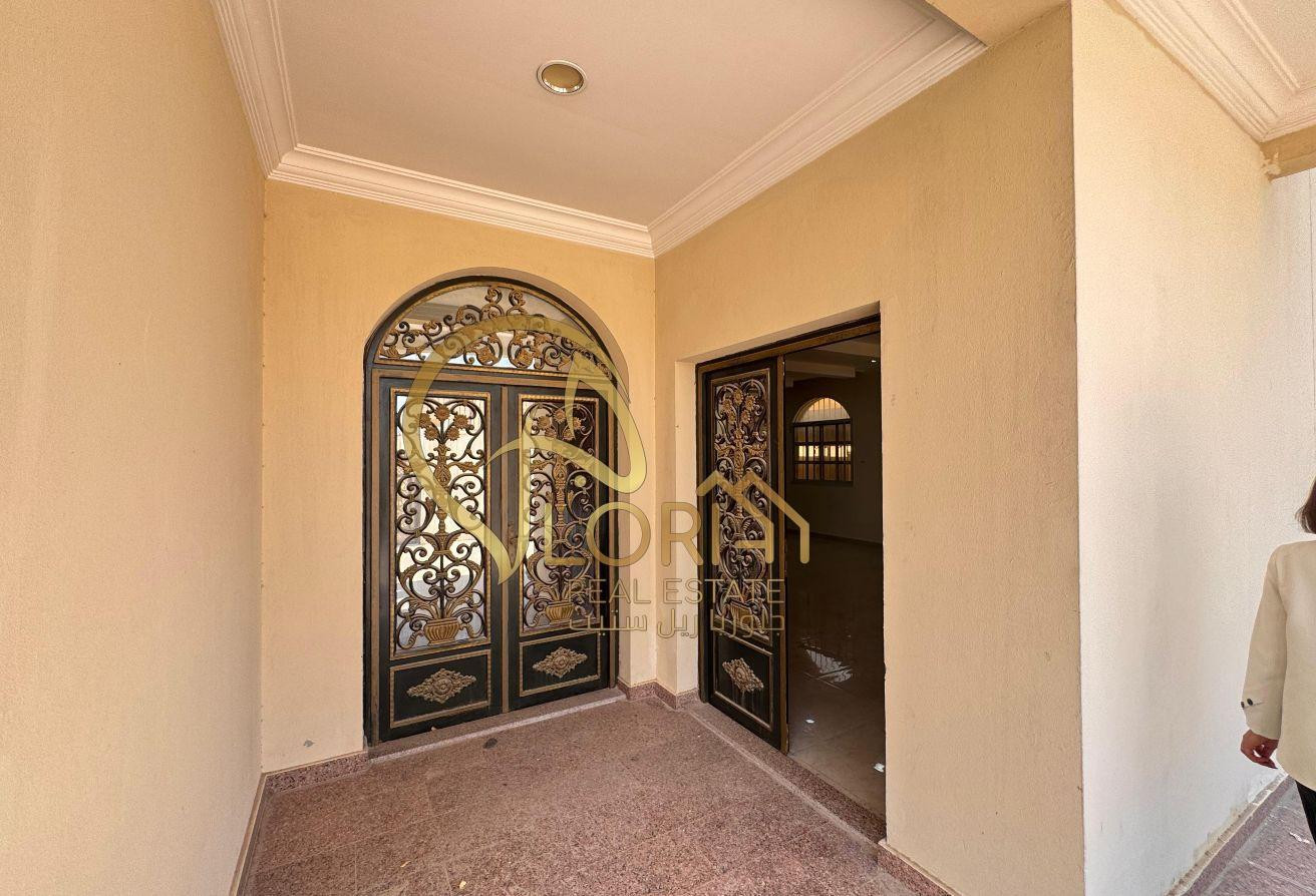 Catchy Price | Corner | Near Embassy | Price Land - Villa in Onaiza Street