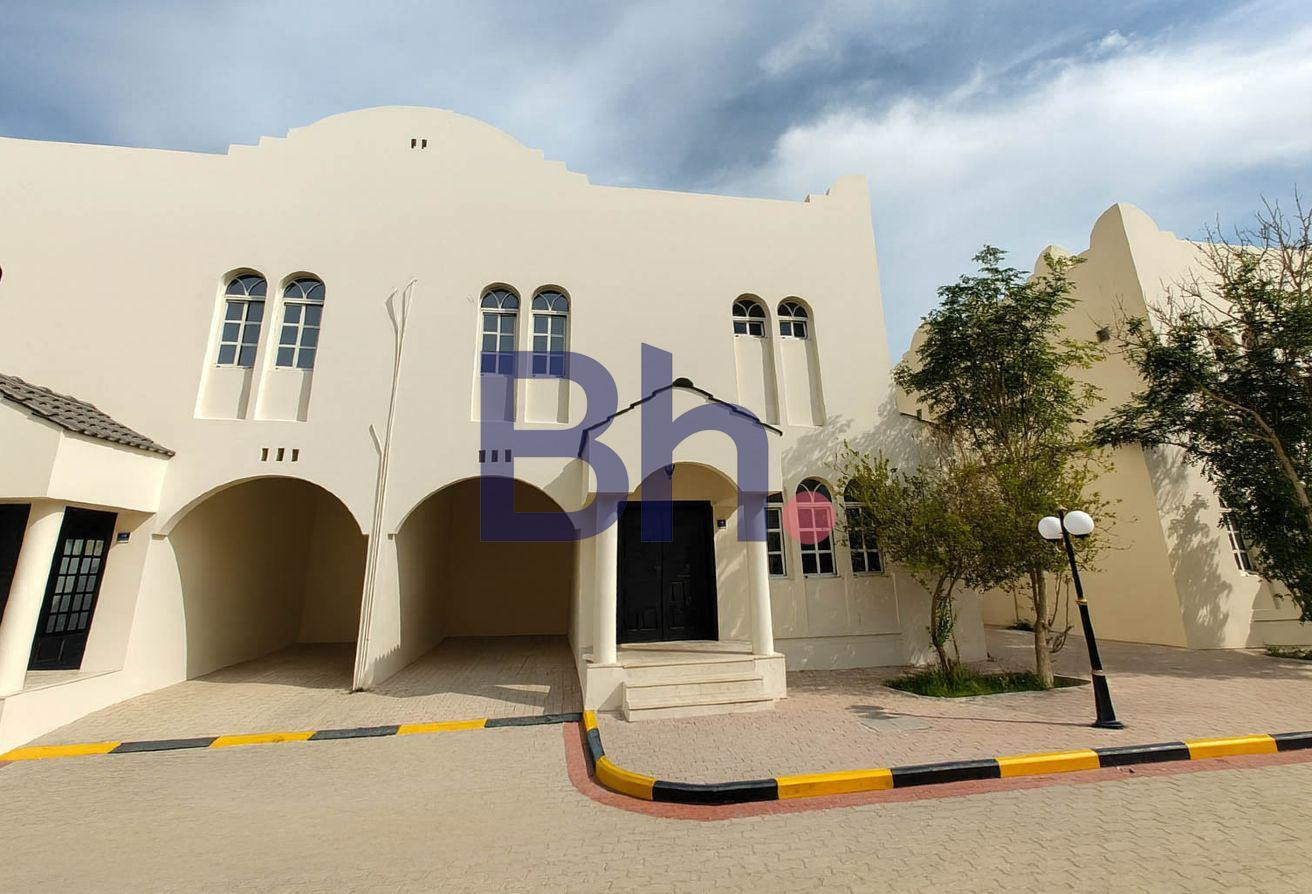 5 BEDROOMS - PERFECT FOR FAMILY OR FEMALE STAFF - Apartment in Al Hadara Street