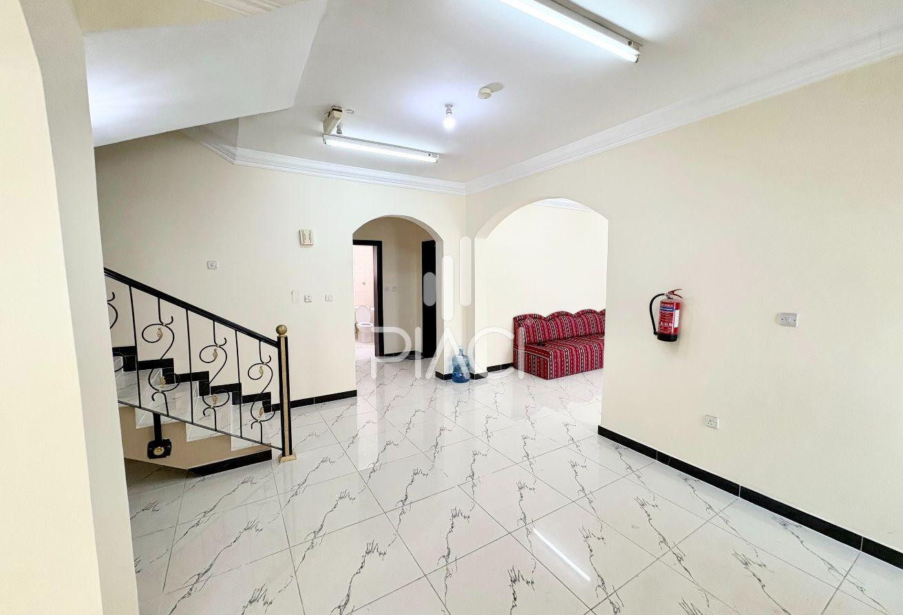 SPACIOUS UNFURNISHED 5 BR COMPOUND VILLA - Villa in West Porto Drive