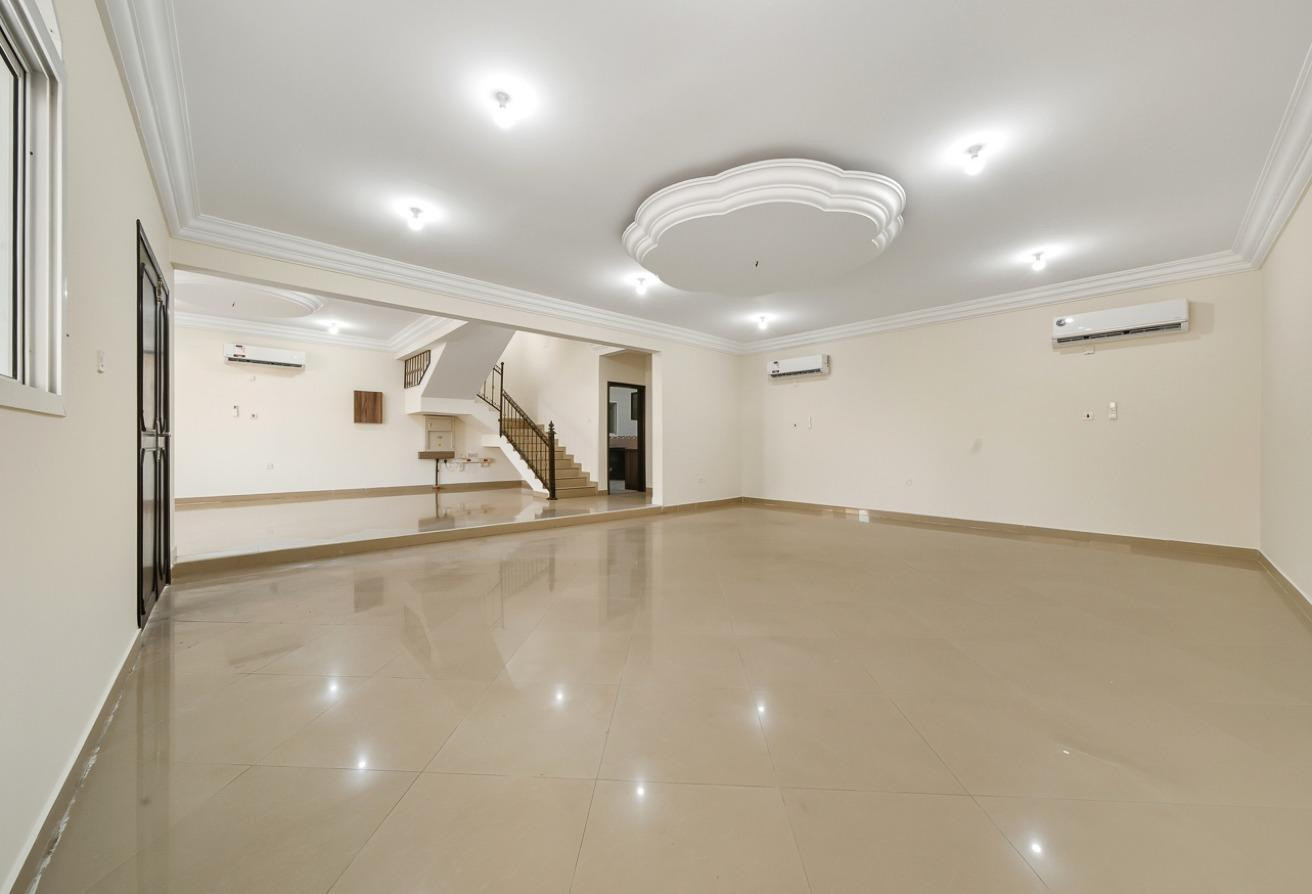 4BR villa Unfurnished in abuhamour
